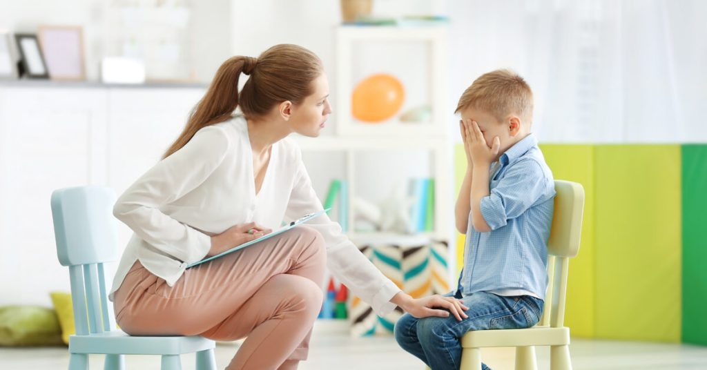 روانشناس کودک کیست و چه کمکی به والدین میکند؟ 5 چگونه یک فرد روانشناس کودک میشود؟
