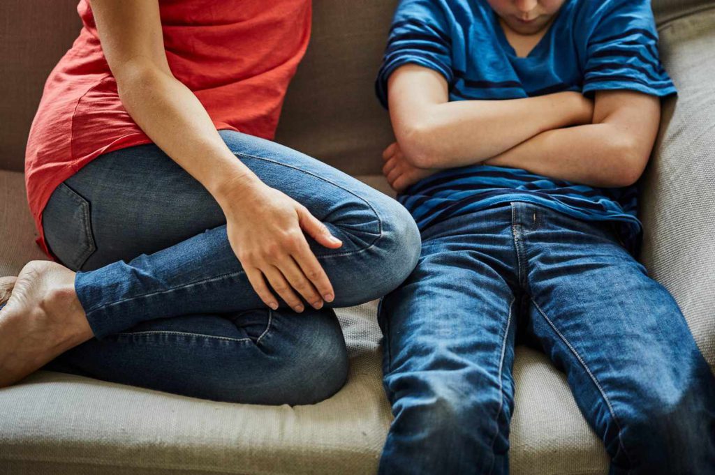 چگونه با رفتار کودک لجباز برخورد کنیم؟ راهکارهای علمی از بهترین روانشناس کودک در کلینیک روانشناسی روان آرام 3 روشهای علمی برای برخورد با رفتار کودک لجباز